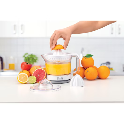 Black+Decker CJ675-B5 أثناء عصر الحمضيات