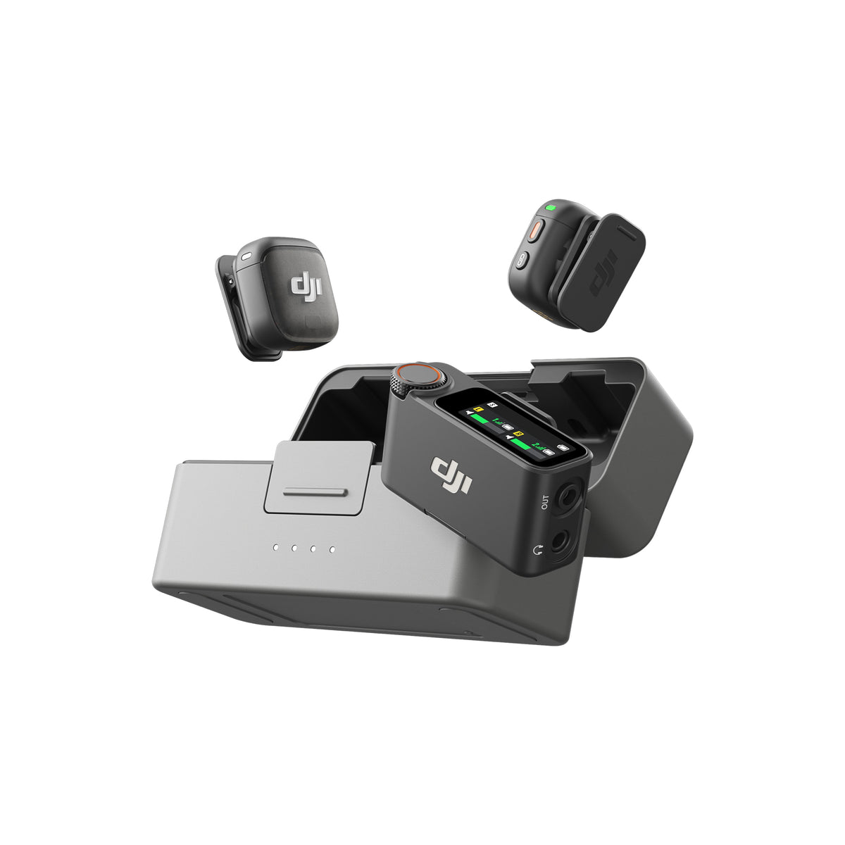 DJI Mic 3 المرسلان والمستقبل مع علبة الشحن المفتوحة