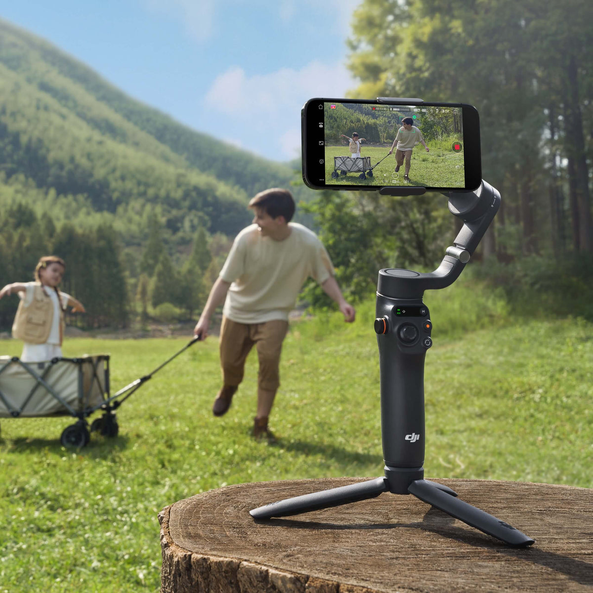 DJI Osmo Mobile 6 باللون الرمادي الداكن أثناء التصوير في الهواء الطلق