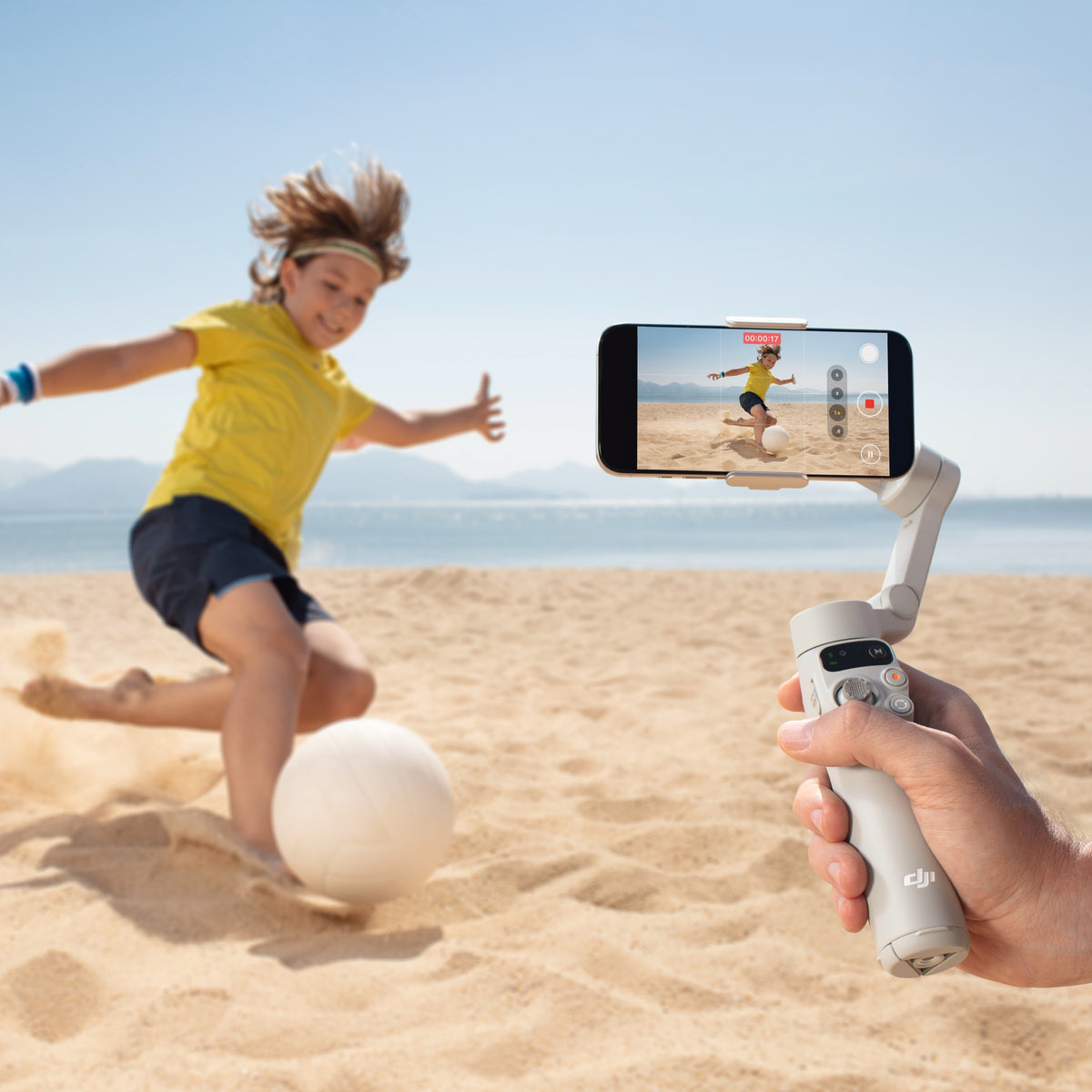 DJI Osmo Mobile 7 أثناء التصوير على الشاطئ