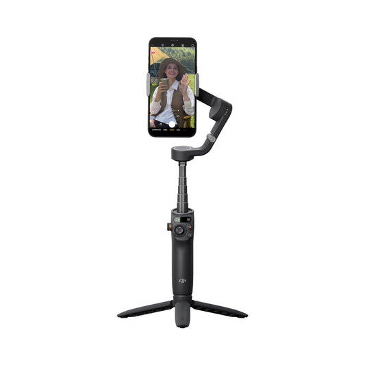 DJI Osmo Mobile 6 باللون الرمادي الداكن مع الذراع الممتدة والهاتف بوضع عمودي